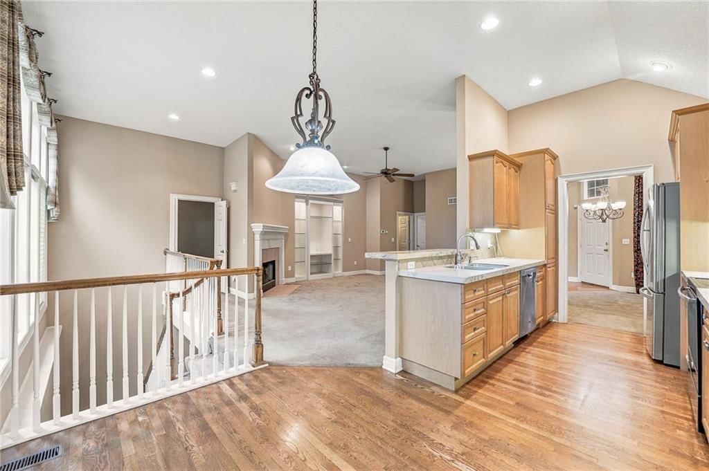 Photo 16 of 40 - 13408 Summit Court, Kansas City, MO 64145
