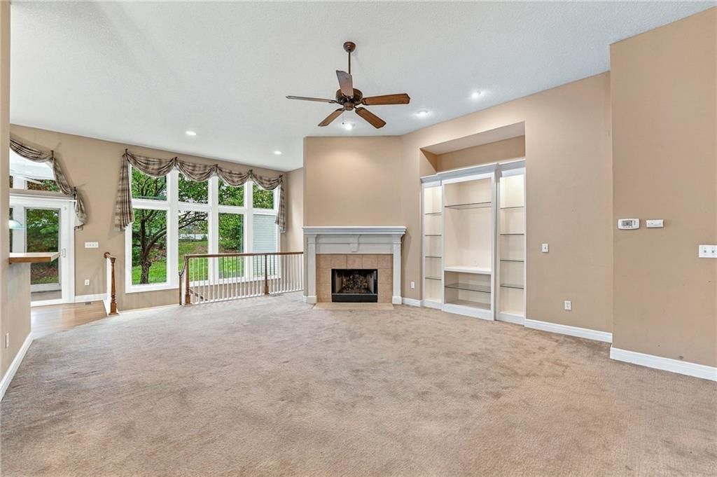 Photo 10 of 40 - 13408 Summit Court, Kansas City, MO 64145