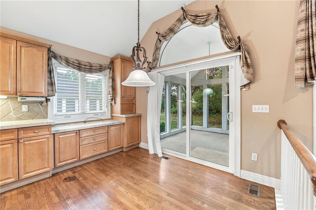 Photo 14 of 40 - 13408 Summit Court, Kansas City, MO 64145