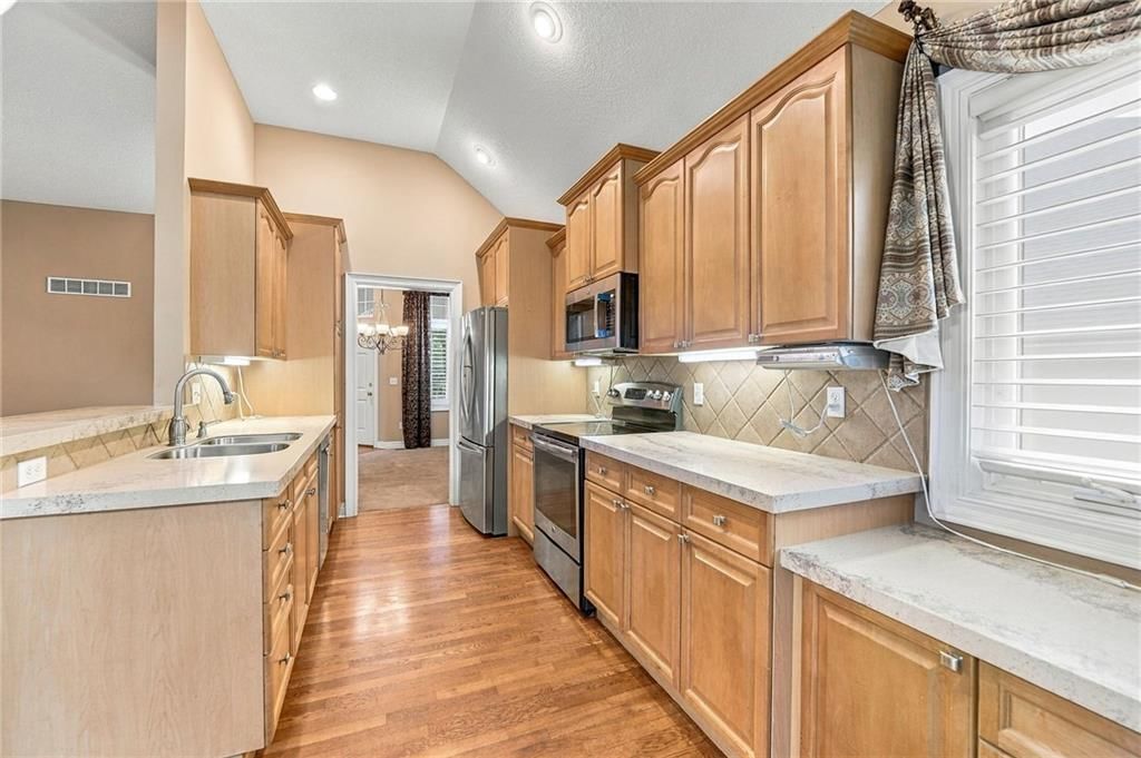 Photo 17 of 40 - 13408 Summit Court, Kansas City, MO 64145