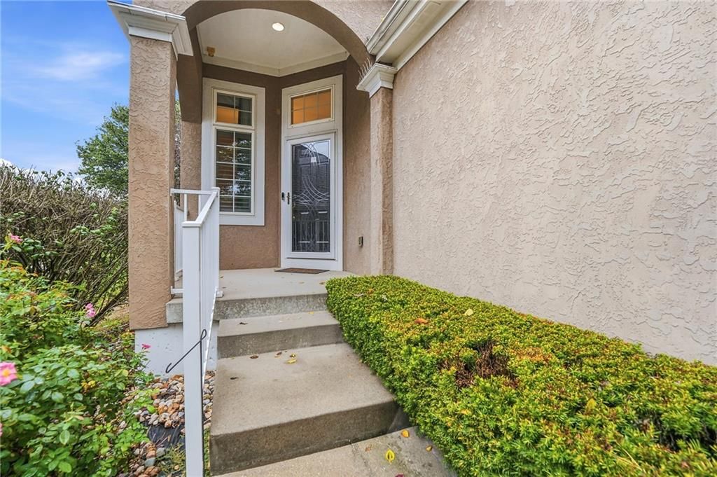 Photo 4 of 40 - 13408 Summit Court, Kansas City, MO 64145