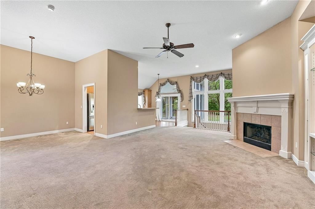 Photo 11 of 40 - 13408 Summit Court, Kansas City, MO 64145