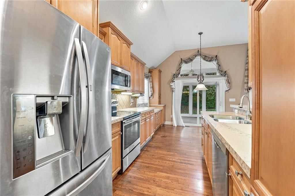 Photo 19 of 40 - 13408 Summit Court, Kansas City, MO 64145