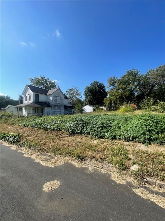 Photo 5 of 18 - 1647 Bristol Avenue