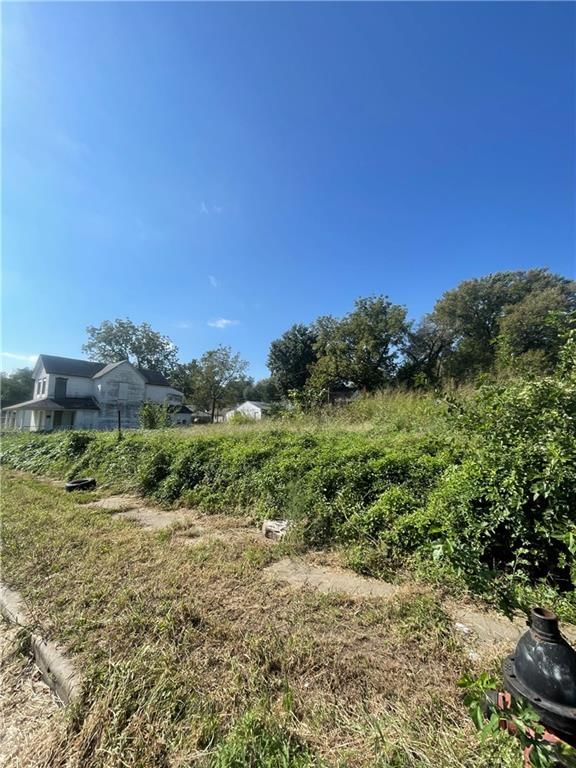 Photo 4 of 18 - 1647 Bristol Avenue