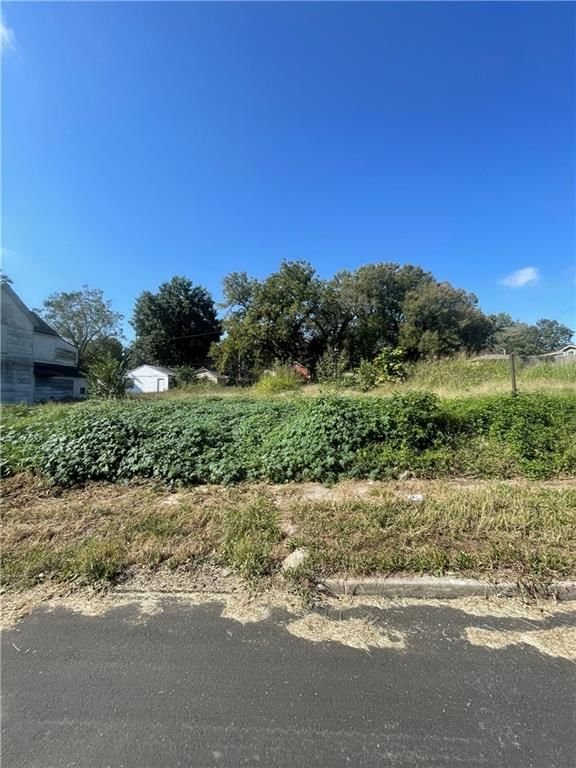 Photo 6 of 18 - 1647 Bristol Avenue