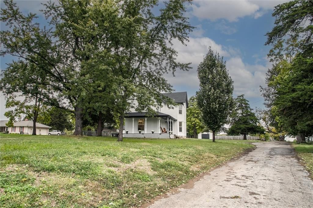 24050 W 55th Street, Shawnee, KS: listing photo 2