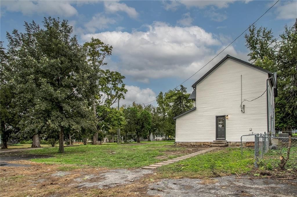 Photo 28 of 30 - 24050 W 55th Street, Shawnee, KS 66226