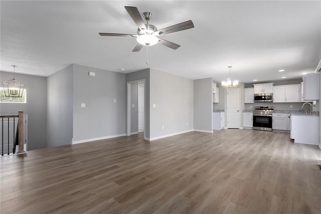 Photo 8 of 26 - 510 Foxglove Lane, Raymore, MO 64083