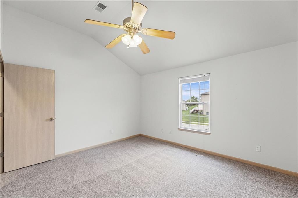 Photo 18 of 36 - 1623 SW Mission Road, Lee's Summit, MO 64081
