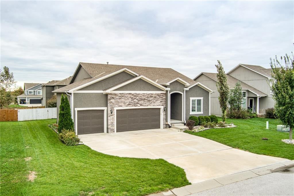 108 SW Ayden Lane, Blue Springs, MO: listing photo 2