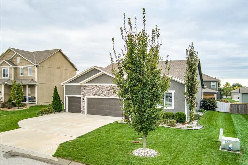 108 SW Ayden Lane, Blue Springs, MO: listing photo 3