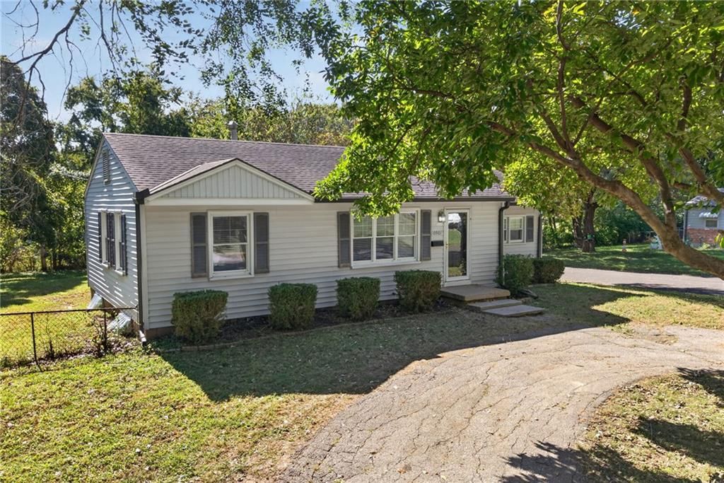 10901 E 81st Terrace, Raytown, MO: listing photo 2