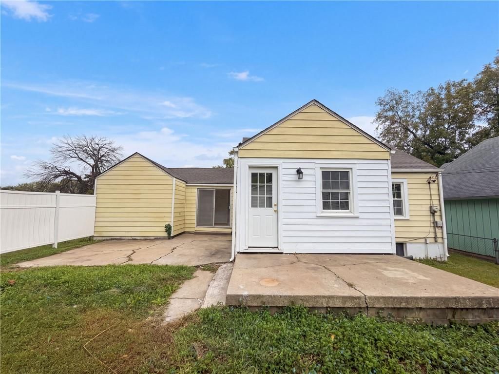 Fenced yard, vinyl fence and concrete patio at 10308 E 39th Street, Kansas City, MO 64133