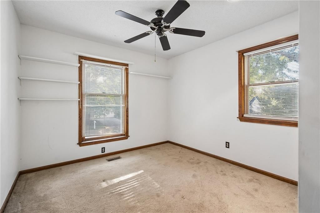 Photo 17 of 30 - 6906 N CHAS Drive, Pleasant Valley, MO 64068