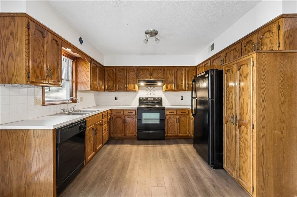 Photo 8 of 30 - 6906 N CHAS Drive, Pleasant Valley, MO 64068