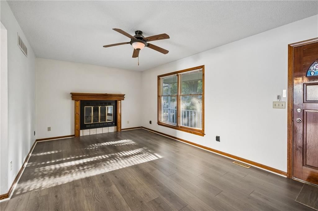 Photo 5 of 30 - 6906 N CHAS Drive, Pleasant Valley, MO 64068