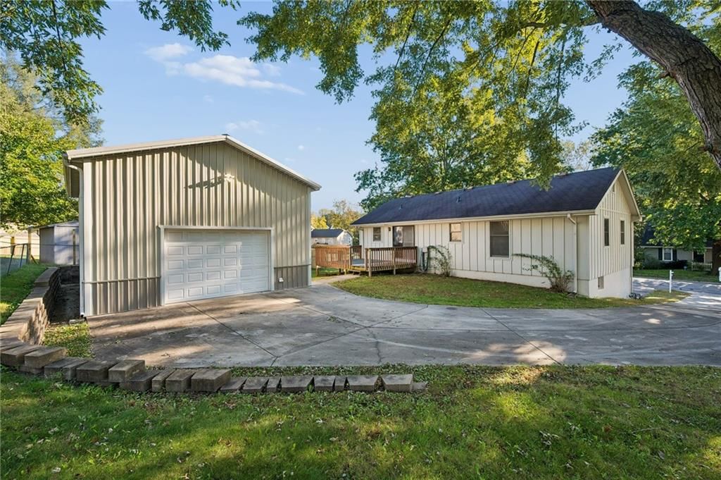 Circular driveway at 6906 N CHAS Drive, Pleasant Valley, MO 64068