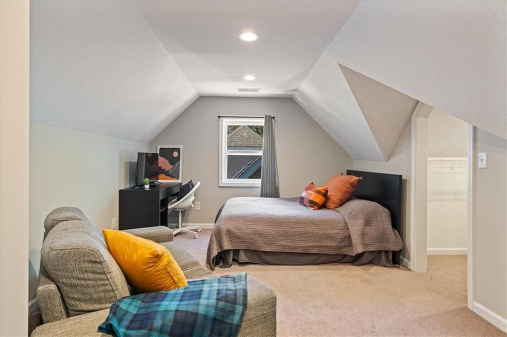 Photo 32 of 53 - 211 E 66TH Street, Kansas City, MO 64113