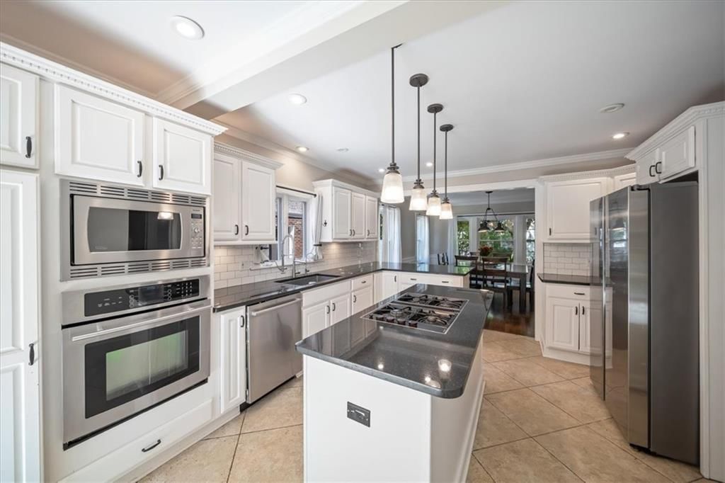 Double oven at 211 E 66TH Street, Kansas City, MO 64113