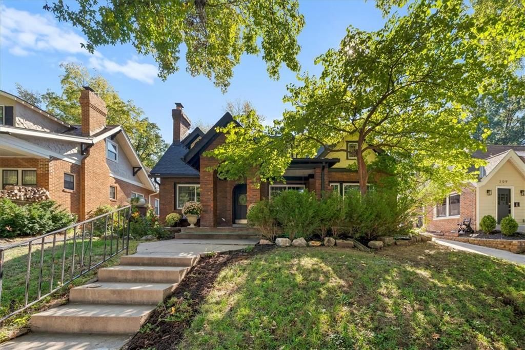 Photo 4 of 53 - 211 E 66TH Street, Kansas City, MO 64113