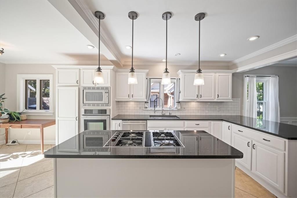 Gas range at 211 E 66TH Street, Kansas City, MO 64113
