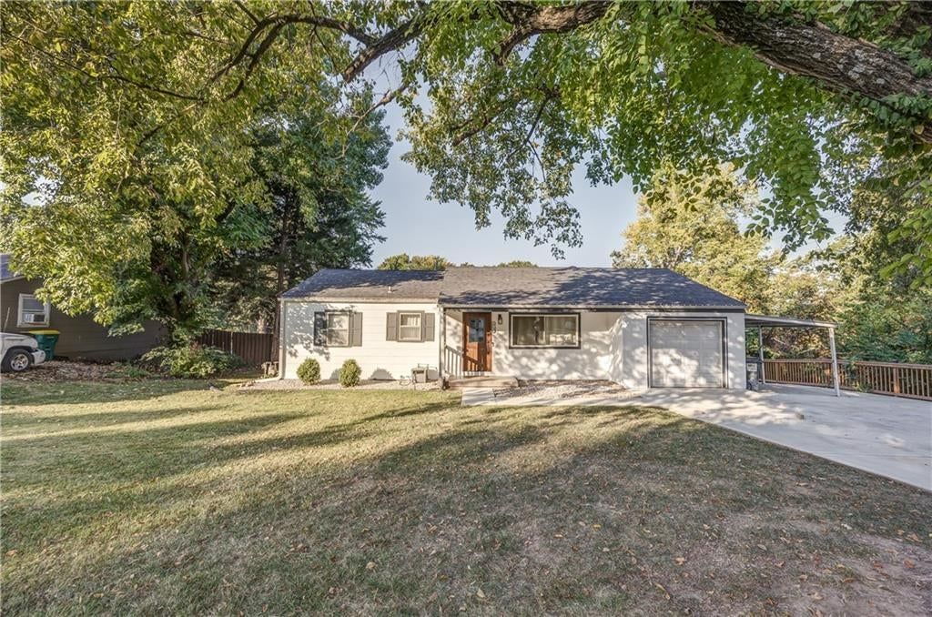 4722 Quivira Drive, Shawnee, KS: listing photo 2