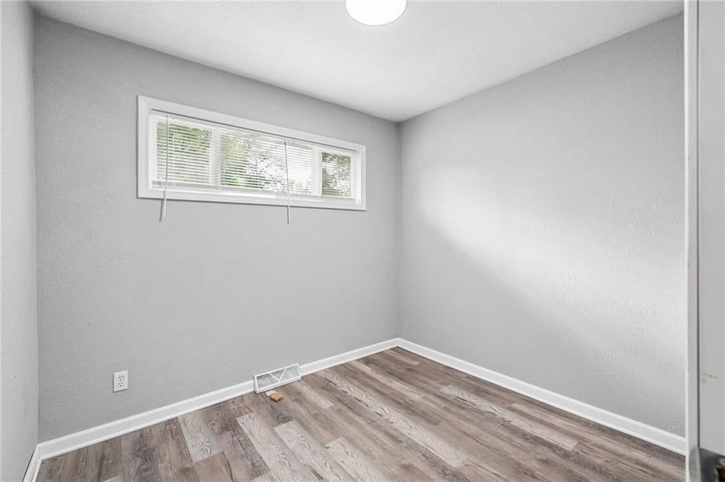 Photo 18 of 25 - 11305 Mckinley Avenue, Kansas City, MO 64134