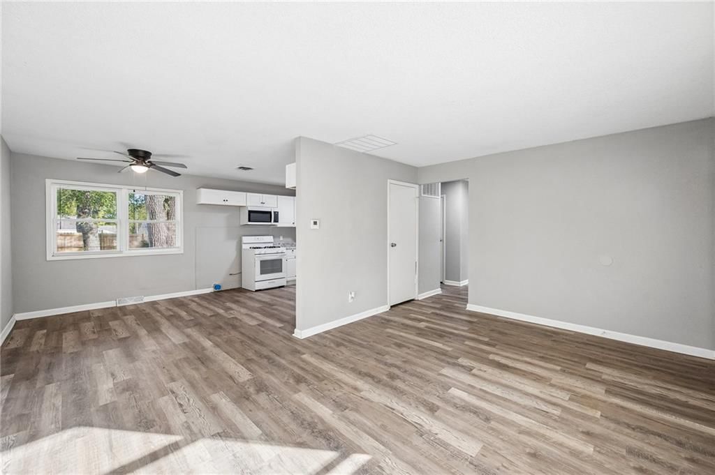 Photo 6 of 25 - 11305 Mckinley Avenue, Kansas City, MO 64134