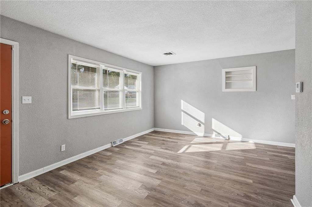 Photo 5 of 25 - 11305 Mckinley Avenue, Kansas City, MO 64134