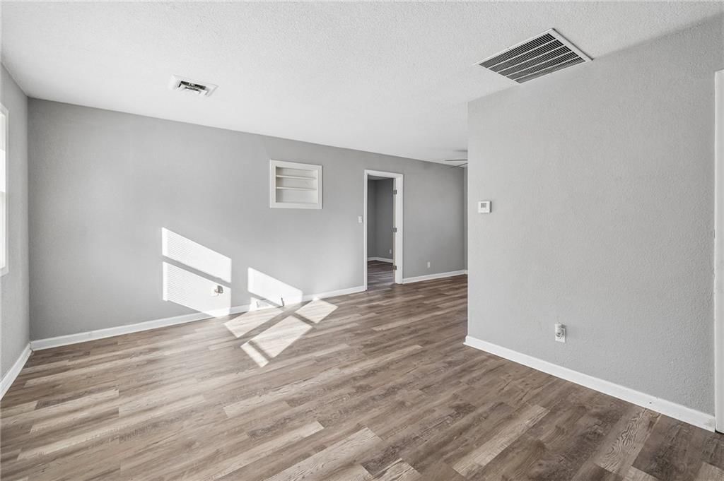 Photo 4 of 25 - 11305 Mckinley Avenue, Kansas City, MO 64134