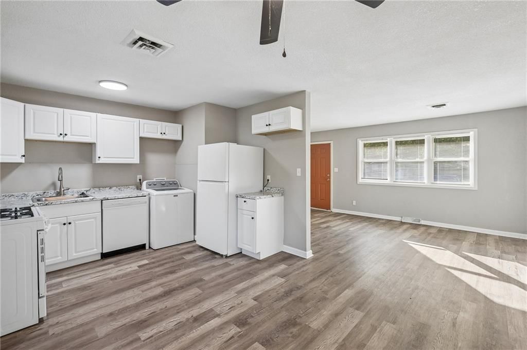 Photo 8 of 25 - 11305 Mckinley Avenue, Kansas City, MO 64134