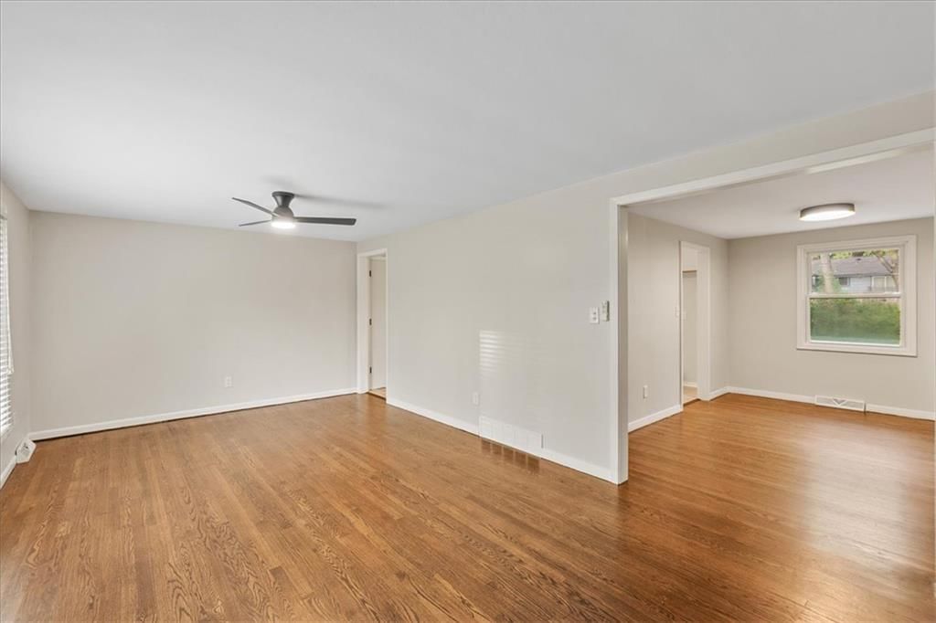 Photo 4 of 21 - 5400 Outlook Street, Mission, KS 66202