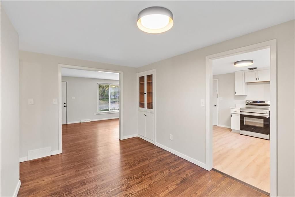 Photo 8 of 21 - 5400 Outlook Street, Mission, KS 66202