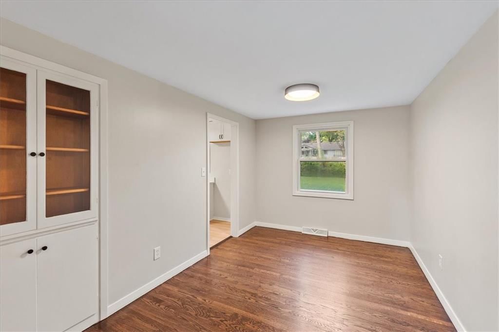 Photo 7 of 21 - 5400 Outlook Street, Mission, KS 66202