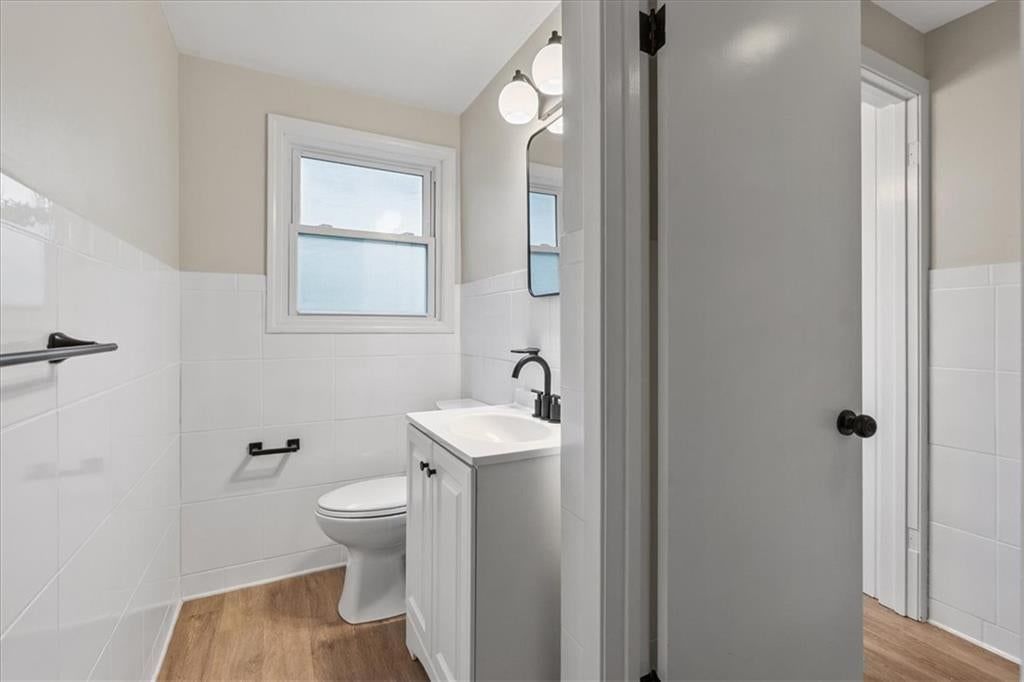 White vanity at 5400 Outlook Street, Mission, KS 66202