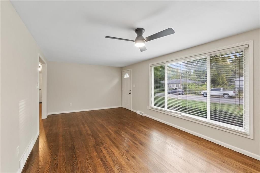 Photo 5 of 21 - 5400 Outlook Street, Mission, KS 66202
