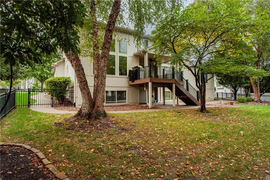 Photo 10 of 57 - 205 SW LEWIS Court, Lee's Summit, MO 64081