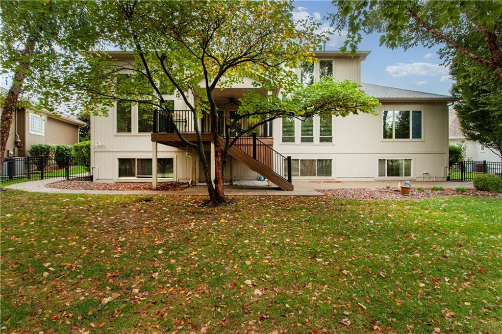 Photo 6 of 57 - 205 SW LEWIS Court, Lee's Summit, MO 64081