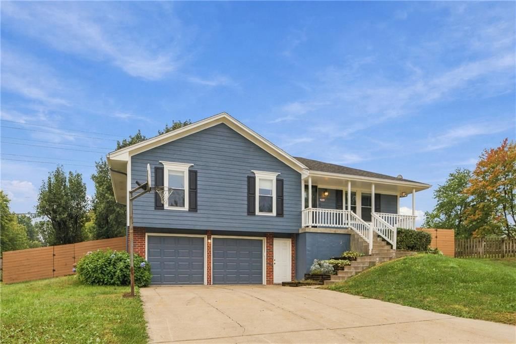 104 NE Bristol Circle, Lee's Summit, MO: listing photo 2