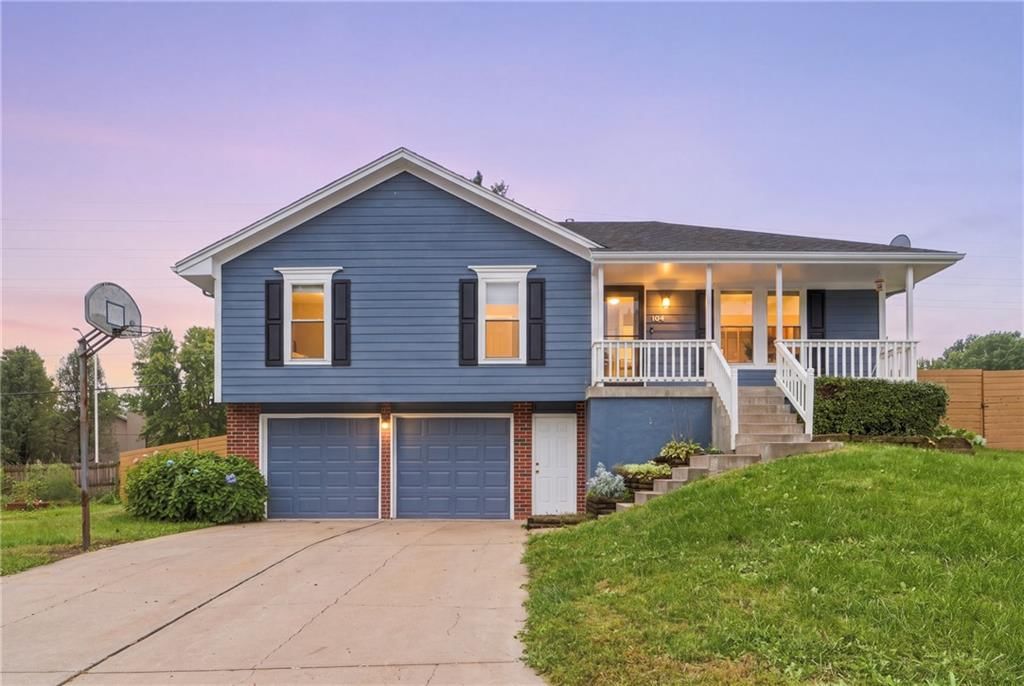 104 NE Bristol Circle, Lee's Summit, MO