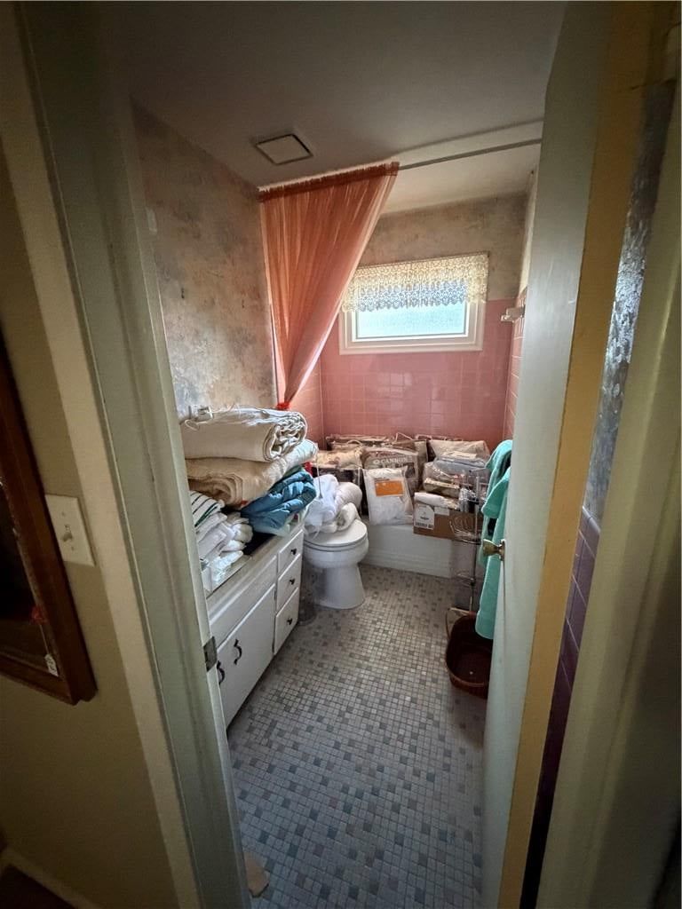 Photo 29 of 35 - 8207 Kenwood Avenue, Kansas City, MO 64131