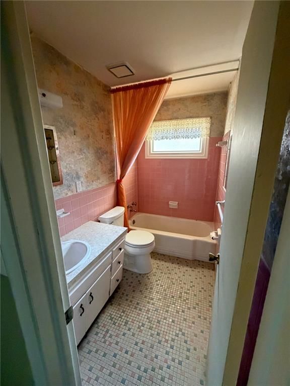 Photo 10 of 35 - 8207 Kenwood Avenue, Kansas City, MO 64131