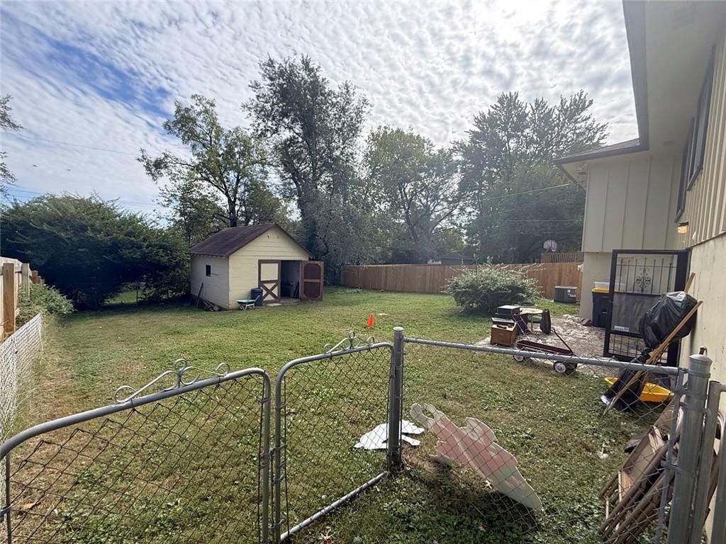 Photo 32 of 35 - 8207 Kenwood Avenue, Kansas City, MO 64131