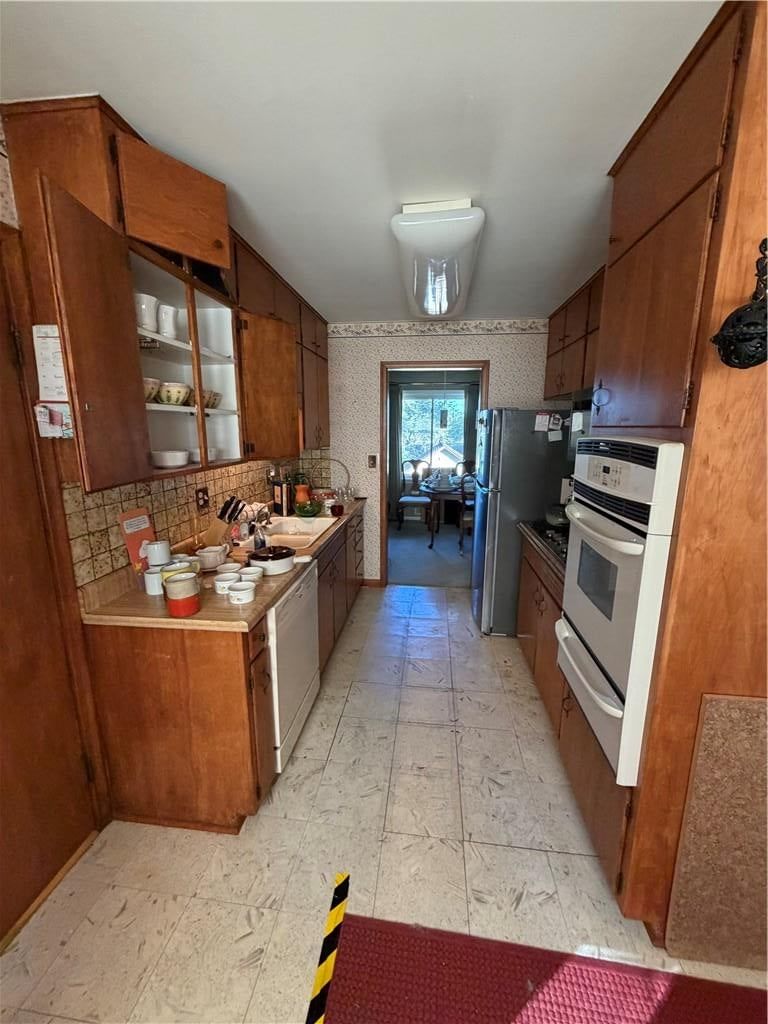 Photo 5 of 35 - 8207 Kenwood Avenue, Kansas City, MO 64131