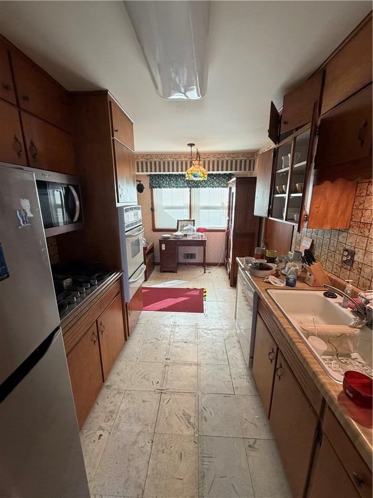 Photo 4 of 35 - 8207 Kenwood Avenue, Kansas City, MO 64131
