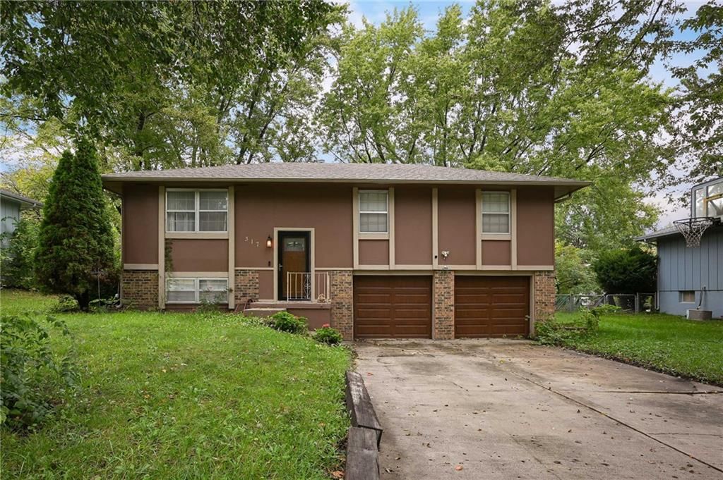 317 SW Shamrock Place, Blue Springs, MO: listing photo 3