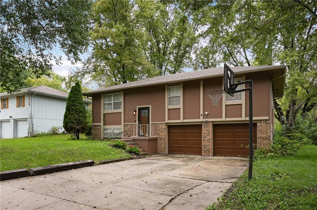 317 SW Shamrock Place, Blue Springs, MO: listing photo 2