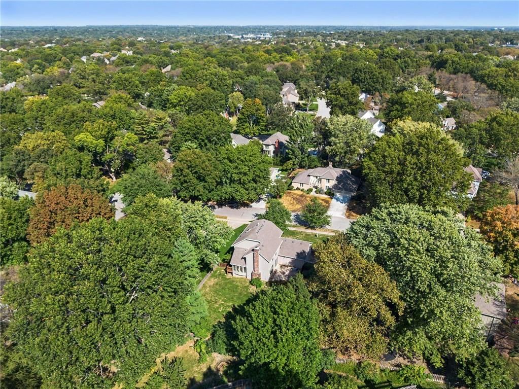 Photo 27 of 28 - 2305 W 120th Terrace, Leawood, KS 66209
