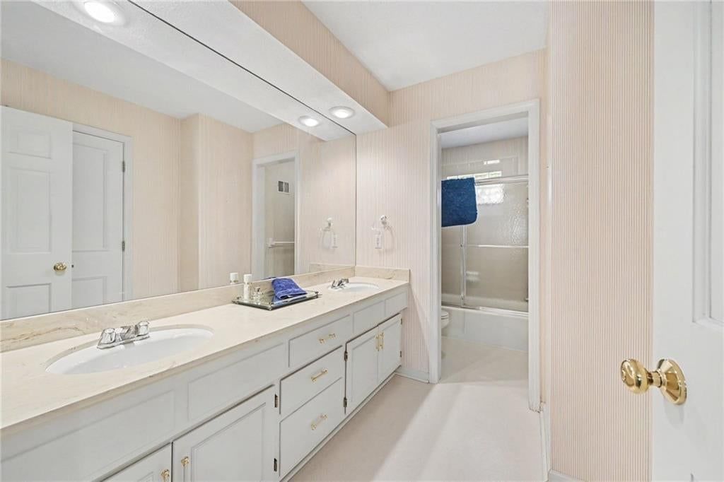 Photo 17 of 28 - 2305 W 120th Terrace, Leawood, KS 66209